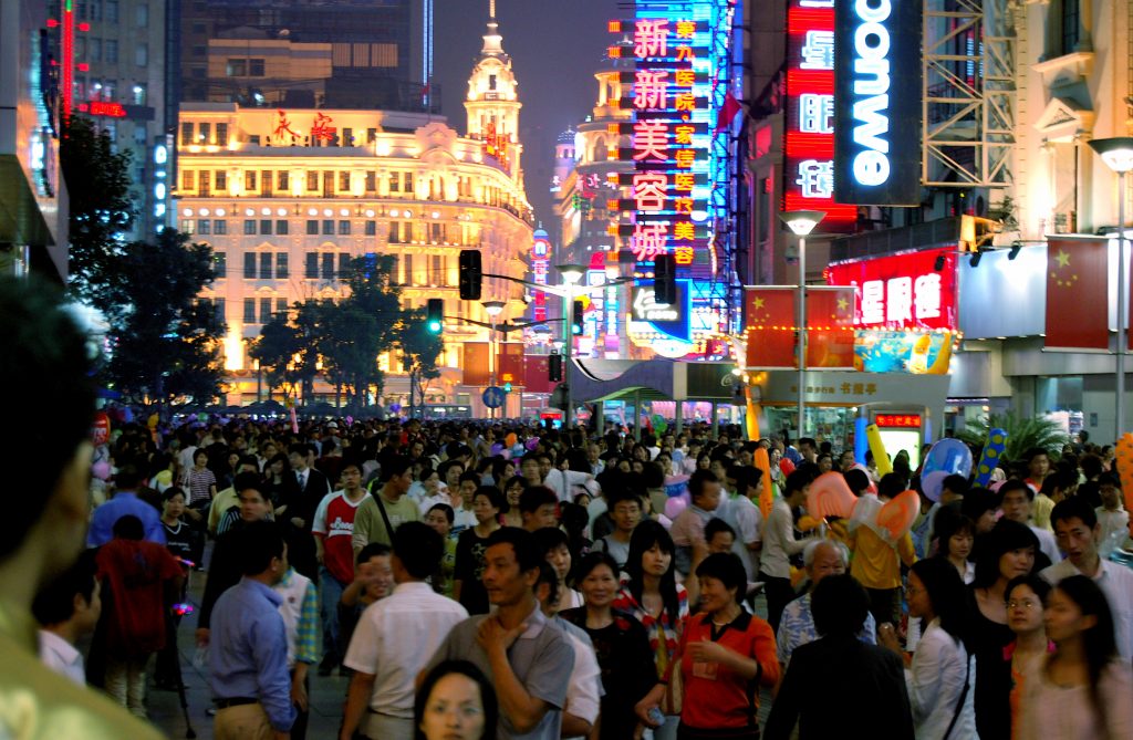 Ciudadanos chinos en un día de compras en un área comercial. © Jakob Montrasio